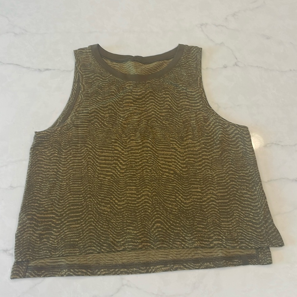 Lululemon train to be tank size 4